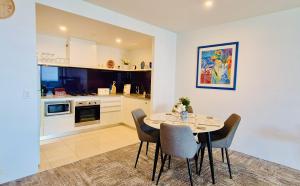 Η κουζίνα ή μικρή κουζίνα στο Ocean View Circle on Cavill Self-Contained 1,5 Bedroom Apartment