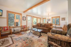 una sala de estar con un sofá y una mesa en RMR: Rendezvous A3 Condo in Teton Village, en Teton Village