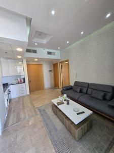 Una sala de estar con un sofá y una mesa de café. en pasha house, en Amán