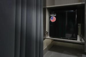a bathroom with a window with a sign on it at Hotel Bliss express' New delhi city center in New Delhi