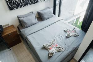 een bed met twee paar schoenen erop bij Escotel Vanili Guest House in Canggu