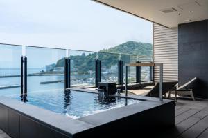 una piscina con vista al agua en Pearl Star Hotel ATAMI, en Atami