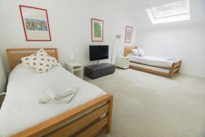 Cama ou camas em um quarto em Kemp Town Mews - Parking - by Brighton Holiday Lets