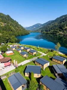 una vista aérea de una localidad junto a un lago en Fischerhof Glinzner Hotel-Restaurant-Camping, en Afritz am See 28 fotos más