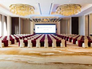 ChangshuにあるPullman Changshu Leemanの会議室(椅子、プロジェクションスクリーン付)