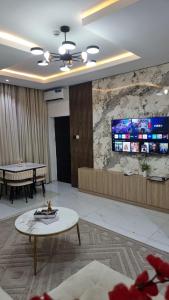 TV a/nebo společenská místnost v ubytování Demos Premium Apartments and Suites