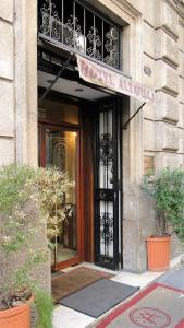 ローマにあるホテル アルタヴィラ ディエチの看板付きの建物の玄関