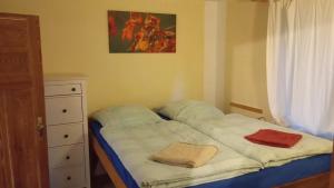 a bed with two towels on it in a bedroom at Apartment Hof Schwalbennest in Kaarßen