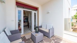 Una sala de estar con dos sillas y una mesa. en Villa Petronilla sul mare, en Savelletri di Fasano 34 fotos más