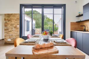 eine Küche und ein Esszimmer mit Tisch und Stühlen in der Unterkunft Plage à 400 m - Maison pour 4 avec terrasse in La Guérinière