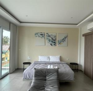 Un dormitorio con una cama y una ventana grande. en Cozy View Pool Villa - Koh Chang, en Ban Khlong Son 38 fotos más
