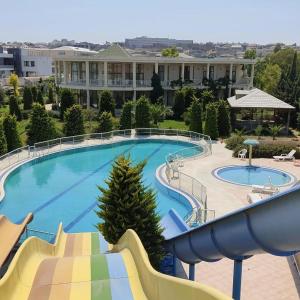 Bazén v ubytování Village Guest House nebo v jeho okolí