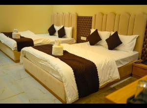 Ένα ή περισσότερα κρεβάτια σε δωμάτιο στο Hotel Dinanath - होटल दीनानाथ Khatoo