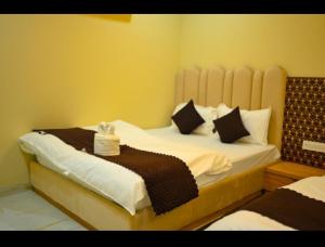 Ένα ή περισσότερα κρεβάτια σε δωμάτιο στο Hotel Dinanath - होटल दीनानाथ Khatoo