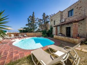 Bazén v ubytování Niriides Luxury Villas nebo v jeho okolí