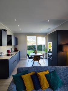 una sala de estar con un sofá y una mesa en Iseo garden suite, en Paratico 4 fotos más
