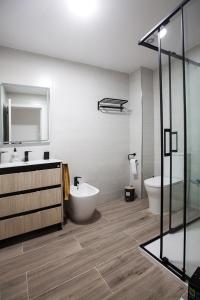 a bathroom with a tub and a sink and a toilet at Casa Molino San Antonio in Córdoba