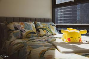 En eller flere senge i et værelse på Trainer's Cozy Home - Town of Beginnings マサラタウンのトレーナーのおうち + 24 billeder