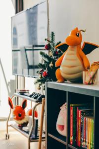 a book shelf with a christmas tree and a toy at Trainer's Cozy Home - Town of Beginnings マサラタウンのトレーナーのおうち in Melbourne