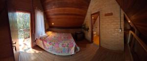 caminho das montanhas chalé في ايتانهاندو: غرفة نوم بها سرير في غرفة بها نافذة
