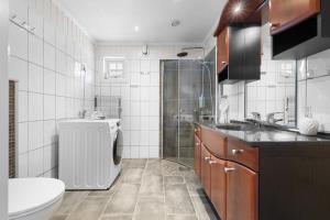 Bilik mandi di lovly 4 bedroom house +26 gambar