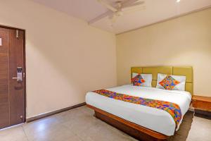 un dormitorio con una cama en una habitación en FabHotel Siddarth Grand, en Vijayawada