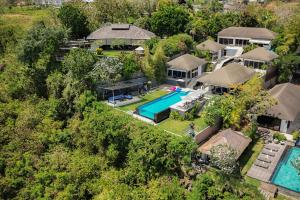 eine Luftaufnahme eines Hauses mit Swimmingpool in der Unterkunft Suluban Cliff Bali Villa in Uluwatu