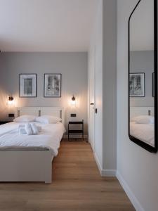 Llit o llits en una habitació de Riga Heritage Charm