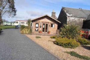 una piccola casa in legno con vialetto di Caravan - Sleeps 4 - Pet friendly - Parking a Newton Stewart