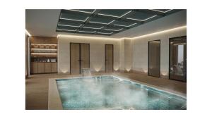 a swimming pool in the middle of a room at Swissôtel Marianske Lazne in Mariánské Lázně