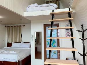 a bedroom with a bunk bed and a bunk bed at Leesuma Homestay in Ban San Pu Loei