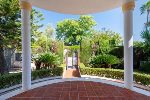 Aussicht von der Veranda eines Hauses mit Garten in der Unterkunft Panther Home Villa Valencina in Valencina de la Concepción + 64 Fotos