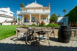 ein Tisch und Stühle vor einem Haus in der Unterkunft Panther Home Villa Valencina in Valencina de la Concepción