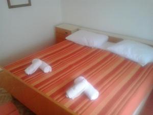 sypialnia z drewnianym łóżkiem z 2 poduszkami w obiekcie Apartment Zeljka w mieście Bribir