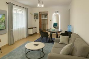 een woonkamer met een bank en een tafel bij Azania Homes Residence-Opposite Movenpick Hotel in Nairobi