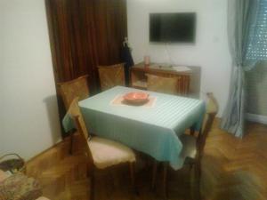 stół i krzesła z niebieskim stołem i telewizorem w obiekcie Apartment Zeljka w mieście Bribir