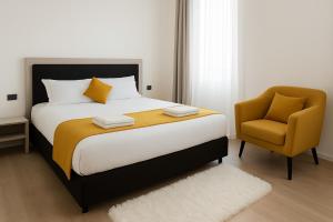 een slaapkamer met een bed en een gele stoel bij Azania Homes Residence-Opposite Movenpick Hotel in Nairobi +63 foto's