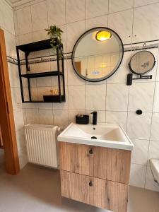 un baño con lavabo y dos espejos en Casa Westerwohl, en Dierdorf