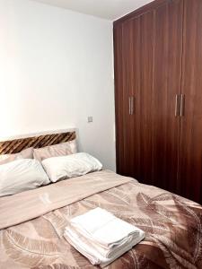 Ένα ή περισσότερα κρεβάτια σε δωμάτιο στο Work-from-Home Apartment Near JKIA & SGR Terminal