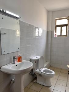 Ένα μπάνιο στο Work-from-Home Apartment Near JKIA & SGR Terminal +9 φωτογραφίες