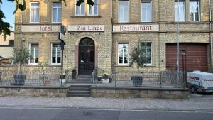 a brick building with a hotel and a registrar istg at Hotel - Restaurant Zur Linde in Wöllstein