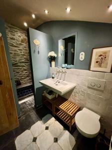 a bathroom with a sink and a toilet at Fount Estremiero - Chambres & tables d'hôtes in Castans