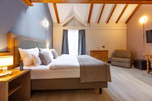 ein Schlafzimmer mit einem Bett, einem Schreibtisch und einem Stuhl in der Unterkunft Garner Hotel Dusseldorf - Main Station by IHG in Düsseldorf + 264 Fotos