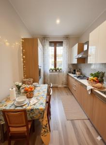 Η κουζίνα ή μικρή κουζίνα στο 10 min walk from Autodromo Spacious place family