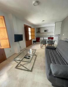 a living room with a couch and a glass table at Chillout 10, Granada centro in Granada
