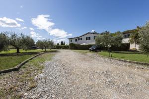 a gravel road with a house in the background at Villa Bianca in Scandicci