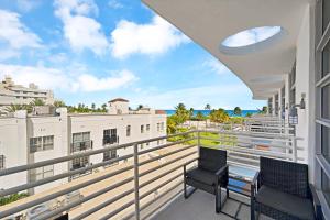Μπαλκόνι ή βεράντα στο Stylish Studio in South Beach with Ocean Views