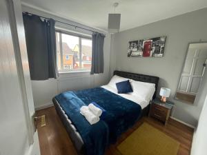 เตียงในห้องที่ Apartment - Sleeps 4 & On-site Parking