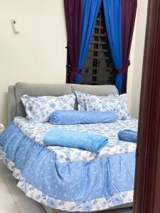 Postel nebo postele na pokoji v ubytování Seri Pinggiran HOMESTAY Bertam Perdana