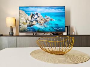 Eine Schüssel steht auf einem Tisch vor einem Fernseher. in der Unterkunft Nova in Qala
